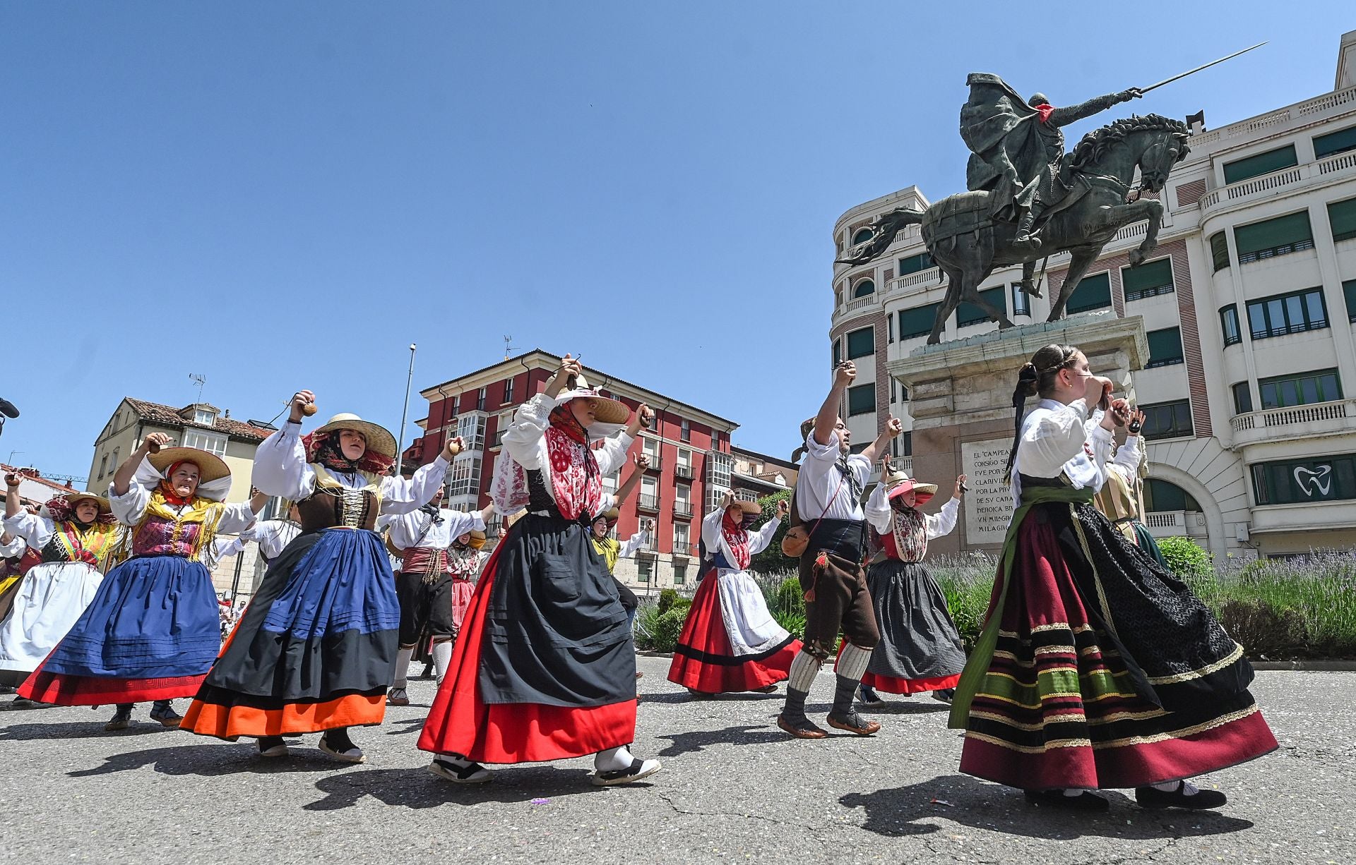 La Cabalgata de los Sampedros 2025 en imágenes: carrozas, peñas y espíritu festivo