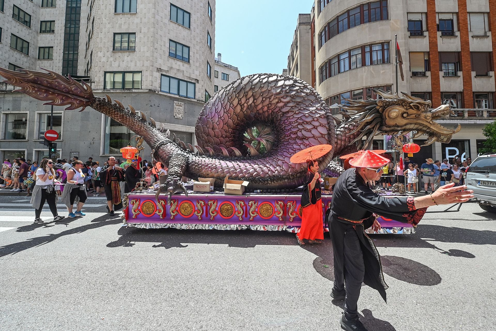 La Cabalgata de los Sampedros 2025 en imágenes: carrozas, peñas y espíritu festivo
