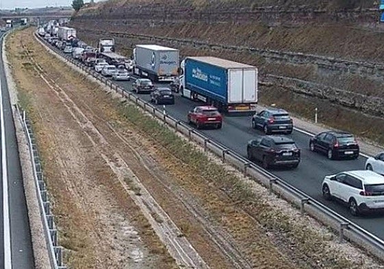 Imagen de archivo de una retención en la AP-1 debido a la falta de permeabilización de la vía.