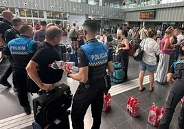 La Policía Local de Burgoa en su ayuda a los pasajeros en la estación de tren de Burgos.