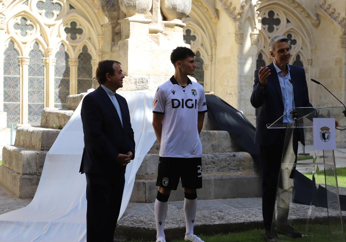 Imagen principal - David González, Ethan Ventosa y Cristina López posan con las nuevas equipaciones
