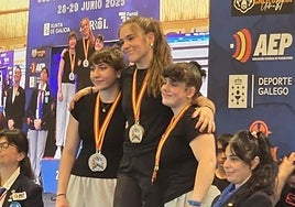 La burgalesa María Ibáñez (centro) tras ganar el campeonato de España.