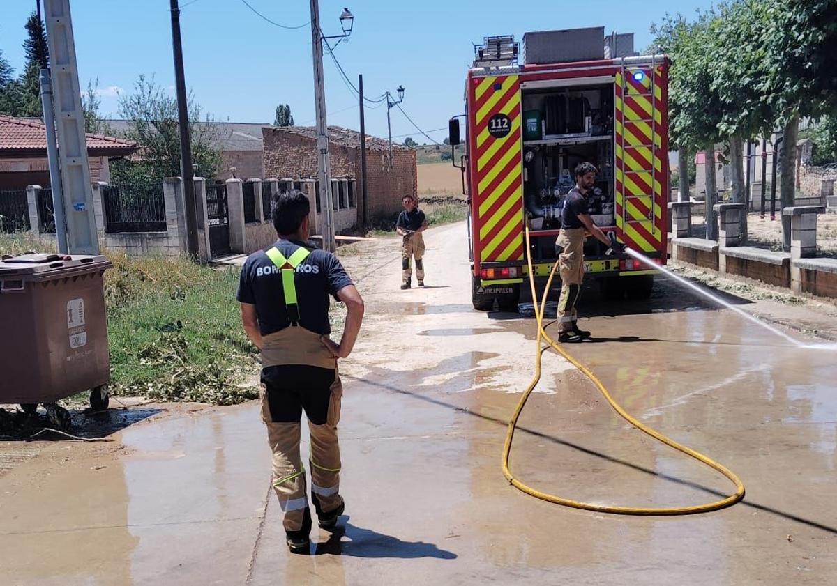 Imagen principal - Labores de los bomberos de Aranda de Duero.