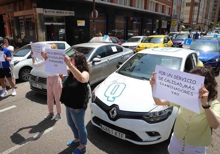 Las autoescuelas han protestado frente a la Jefatura de Tráfico de Burgos.