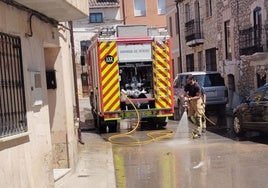 Los bomberos de Aranda trabajan en Baños de Valdearados a mitigar los estragos de la tromba de agua.