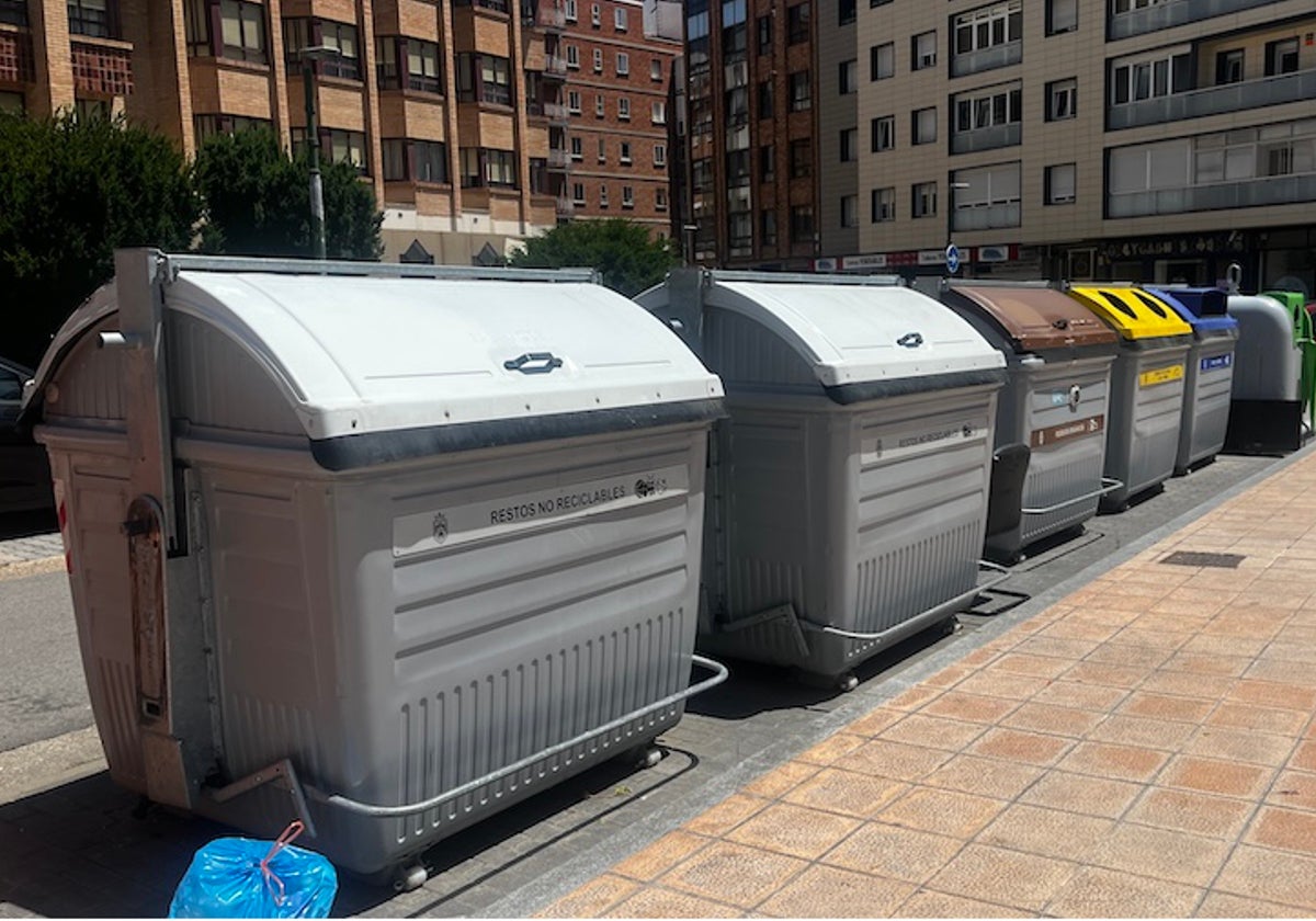 COntendores de basura en la calle Azorín.