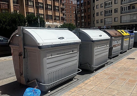 COntendores de basura en la calle Azorín.