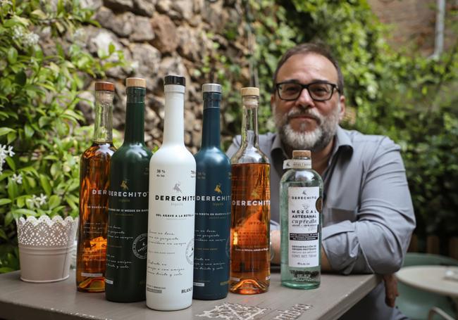 Enrique Callejo Torre junto a sus botellas de tequila