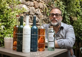 Enrique Callejo Torre, propietario de Terrorífica, con sus botellas de tequila Derechito