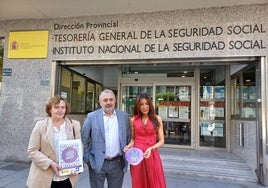 El subdelegado del Gobierno en Burgos, Pedro de la Fuente, ha colocado el primer distintivo de Punto Violeta, acompañado por la directora provincial de la Seguridad Social, Olga Hernando (dcha), y la responsable de la Unidad de Violencia de Género sobre la Mujer, Begoña Fernández.