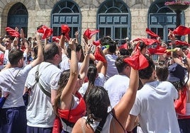 Las peñas durante la Cabalgata de Sampedros.