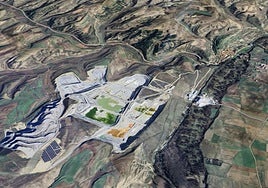 Vista aérea de una de las minas de Cerezo de Río Tirón con el pueblo al fondo, en Burgos.
