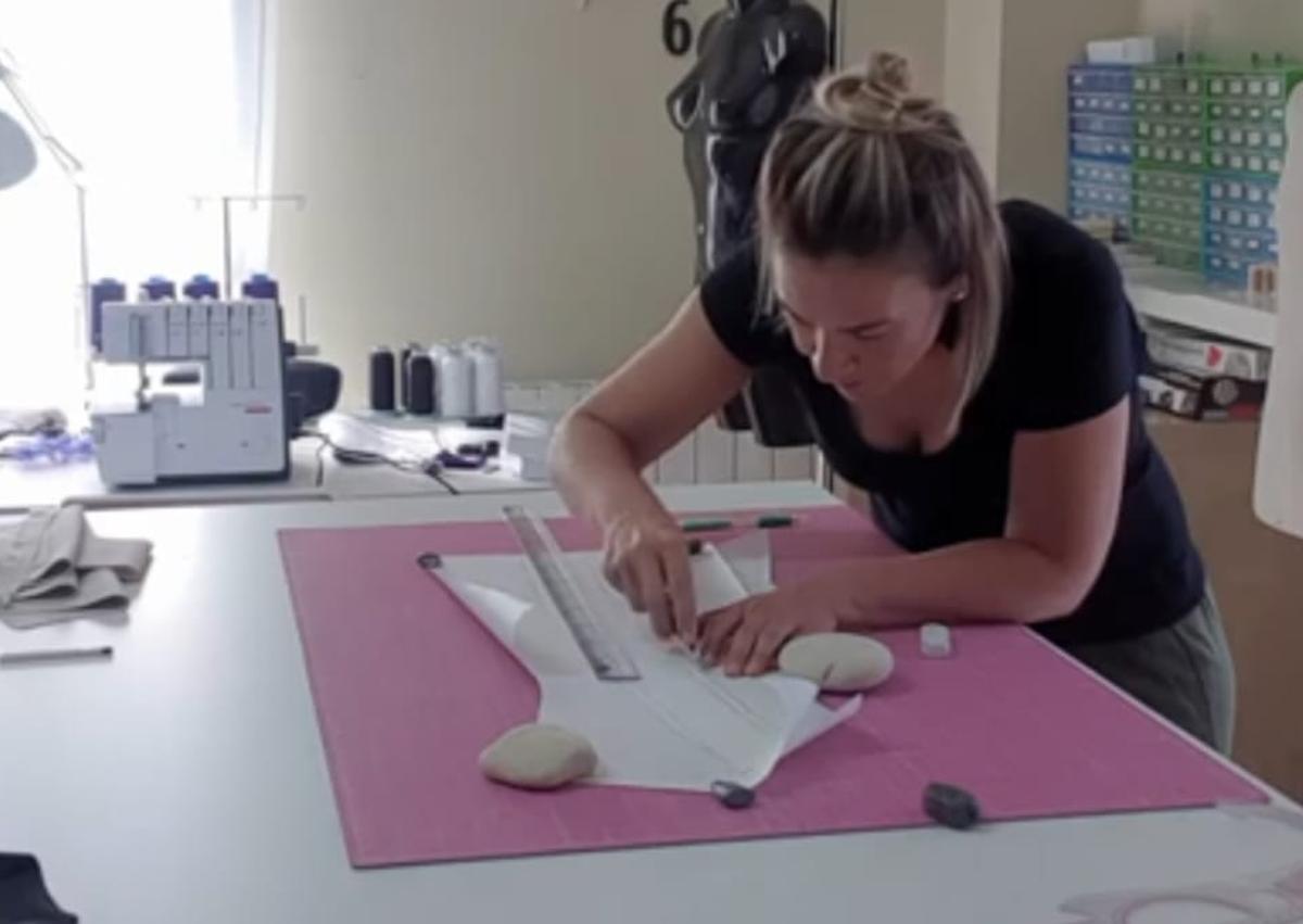 Imagen secundaria 1 - Proceso de creación de trajes de Raquel Grande.