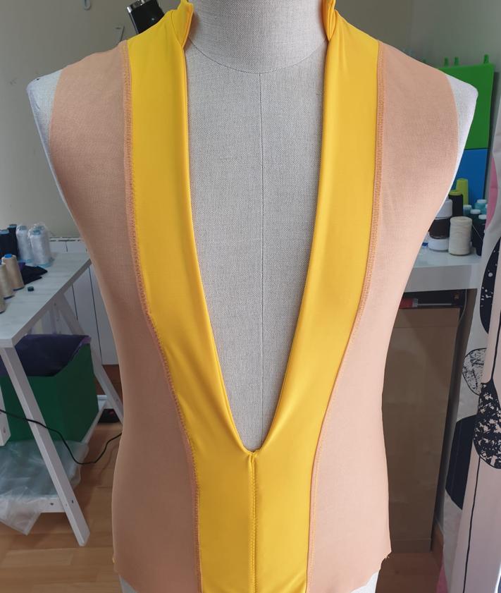 Imagen secundaria 2 - Proceso de creación de trajes de Raquel Grande.