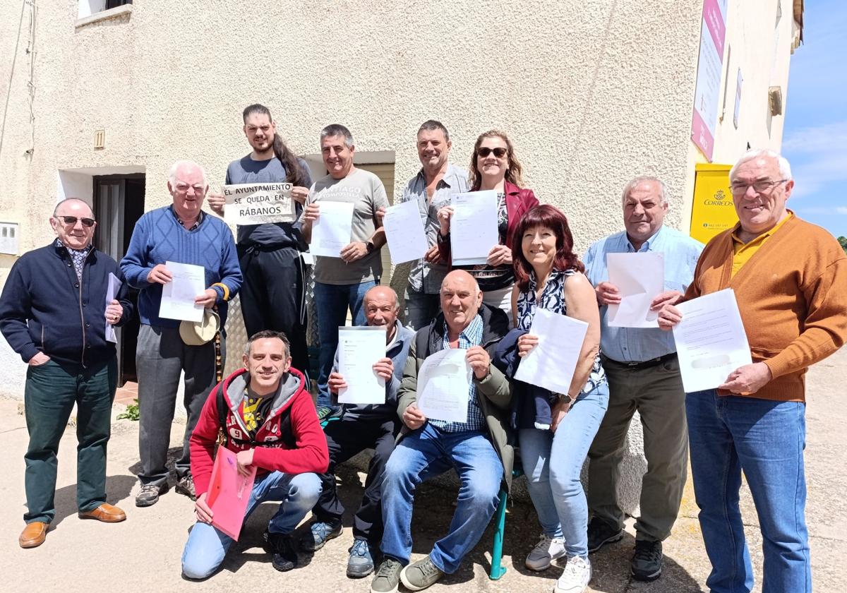 Vecinos de Rábanos, en Burgos, presentando sus alegaciones.