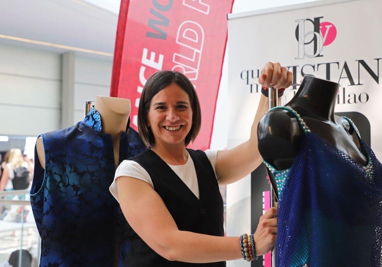 La diseñadora burgalesa Raquel Grande posa junto a dos de sus diseños.