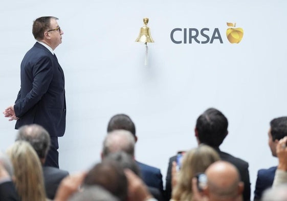 El presidente ejecutivo de Cirsa, Joaquim Agut, realiza el toque de campana por la salida a Bolsa en Barcelona.