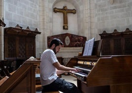 Esteban Montoya Karakay, músico principal de las actividades, tocando