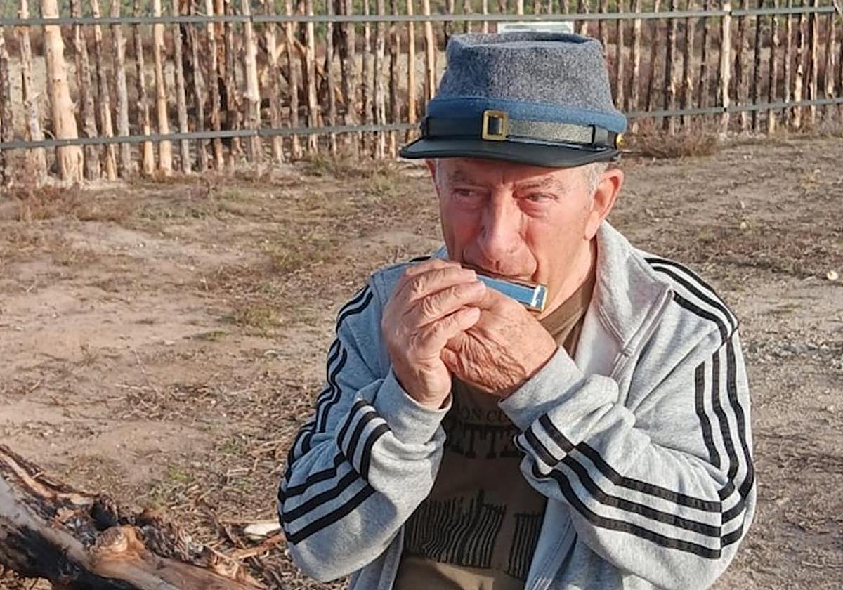 Domingo Contreras toca la armónica como hace 60 años hizo en la película.