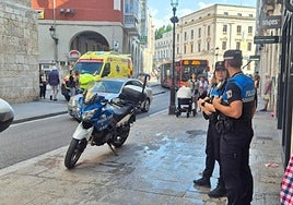 La Policía Local de Burgos en el lugar de la caída en la calle Santander.
