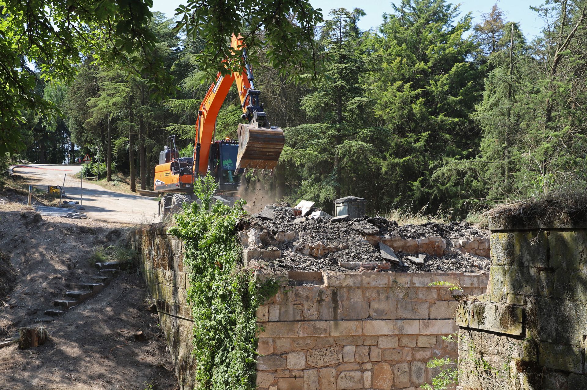 Así ha sido el derribo del puente de las Corazas, en Burgos