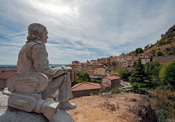Monumento a Félíx Rodríguez de la Fuente.