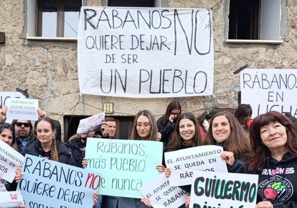 Protesta organizada por los vecinos de la pedanía de Rábanos contra el cambio de capitalidad de Rábanos a Alarcia.