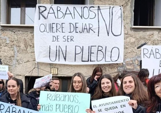 Protesta organizada por los vecinos de la pedanía de Rábanos contra el cambio de capitalidad de Rábanos a Alarcia.