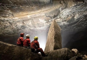 El extraño obelisco subterráneo que ha ganado el concurso de fotografía espeleológica de Aranda