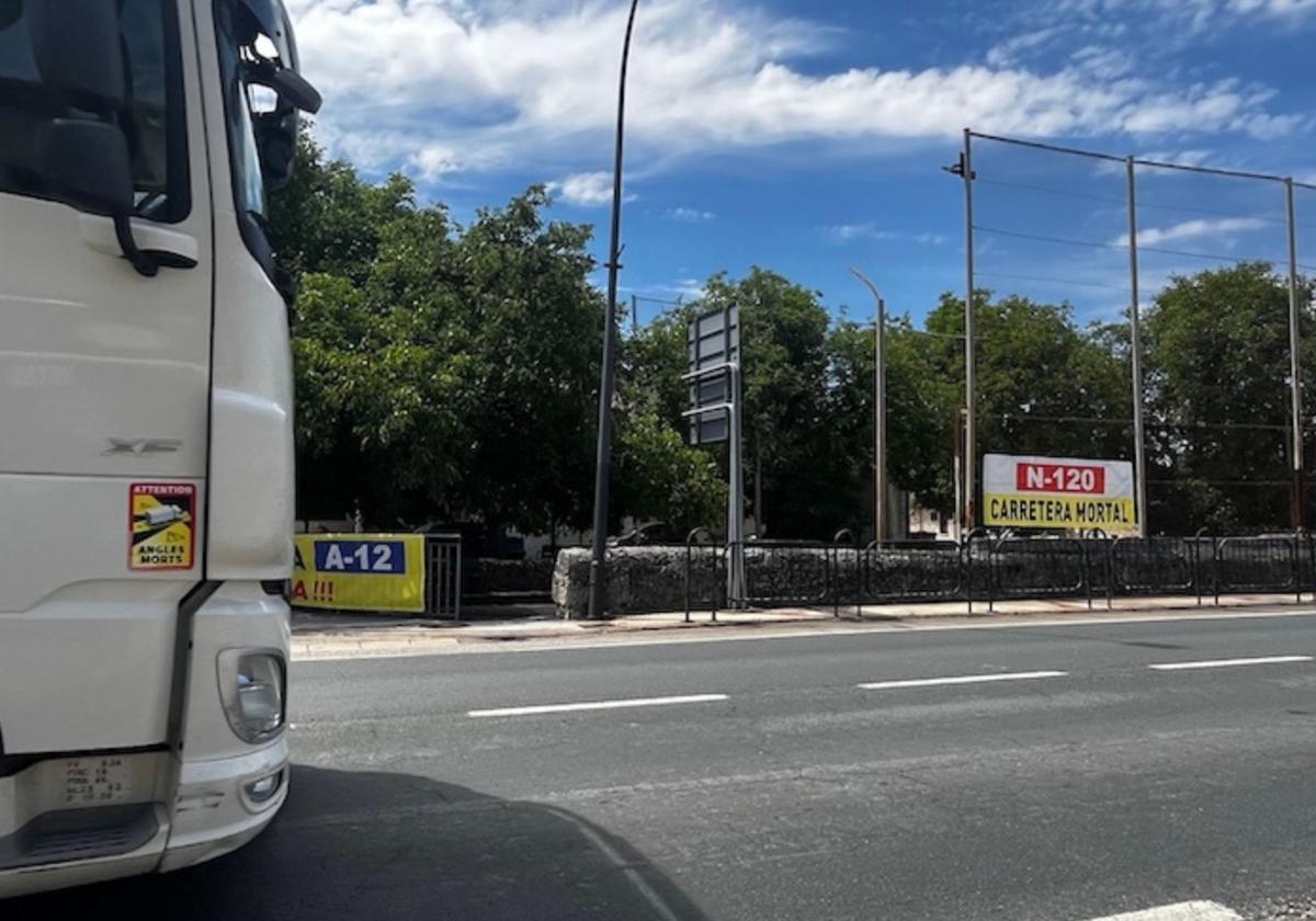 Un camión atraviesa la calzada en el N-120 en Ibeas de Juarros.