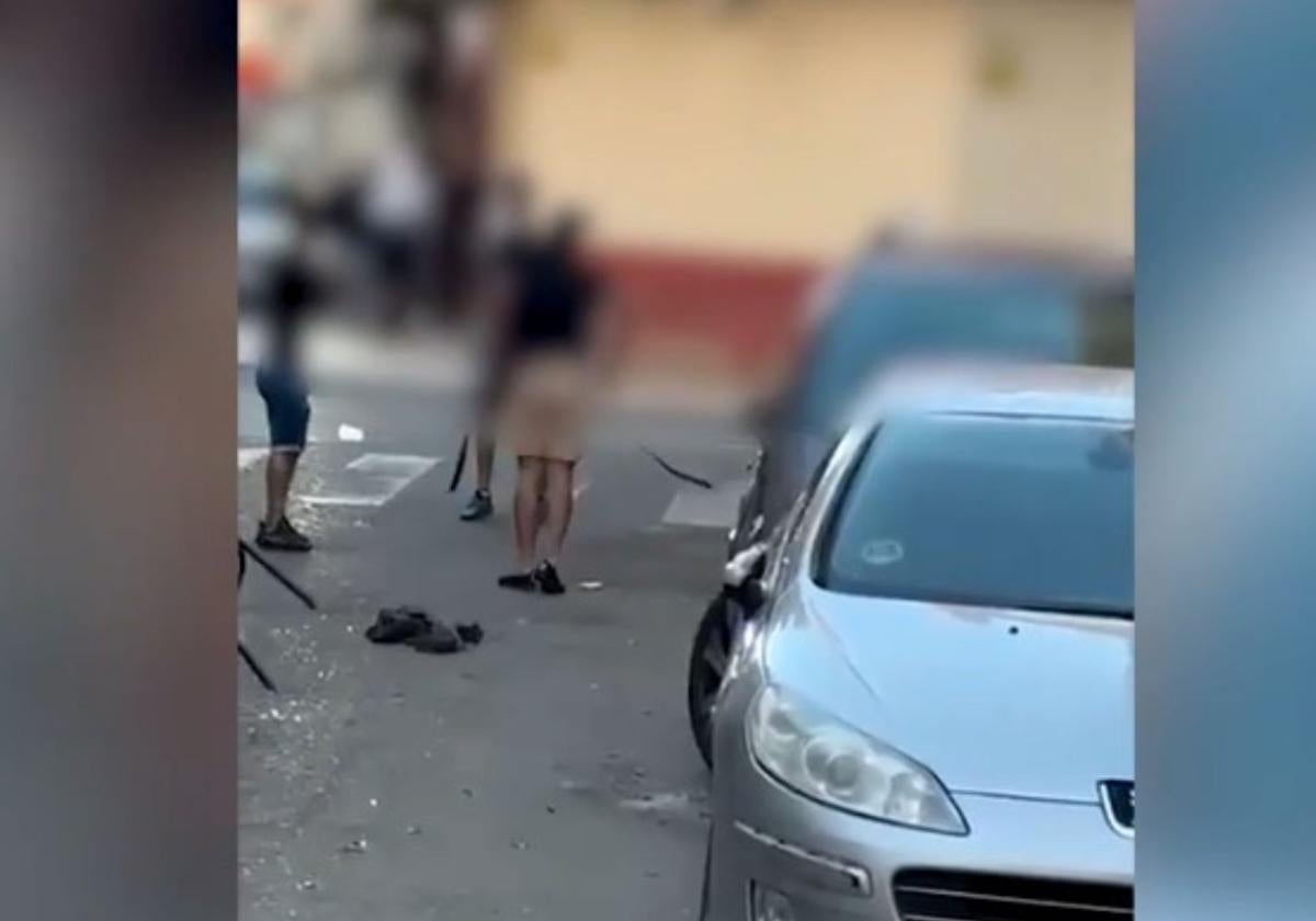 Momento del vídeo de la multitudinaria pelea de Aranda, en el fotograma se ve a dos personas con sus cinturones en la mano para agredir al otro.