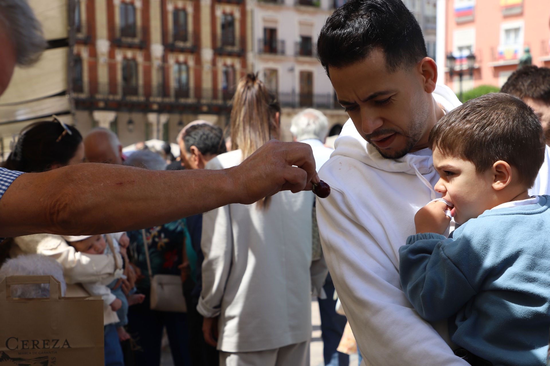Así ha sido el colorido Día de las Cerezas en Burgos