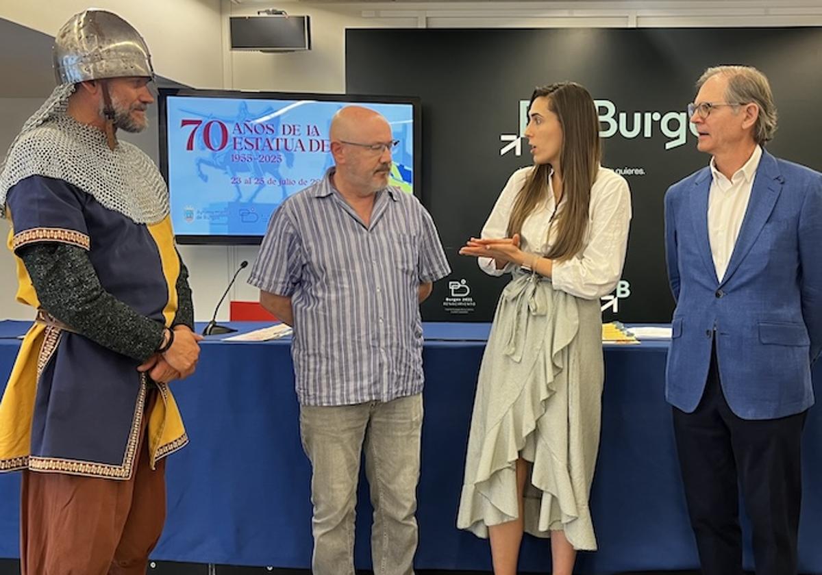 Fernando Sánchez, Andrea Ballestero y Honorio Cantero, flanqueados por el Cid y Jimena.