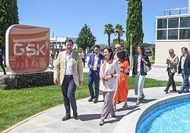 El presidente de la Junta de Castilla y León, Alfonso Fernández Mañueco, durante su visita a la empresa GSK de Aranda.