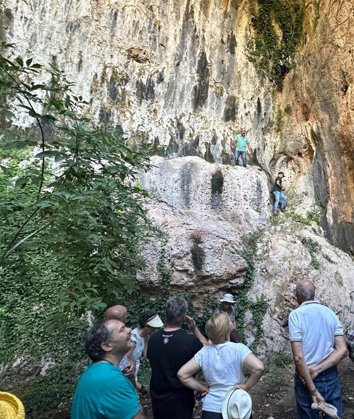 Imagen secundaria 2 - Alrededor de un centenar de personas disfruta con la Arqueología en el Geoparque Las Loras
