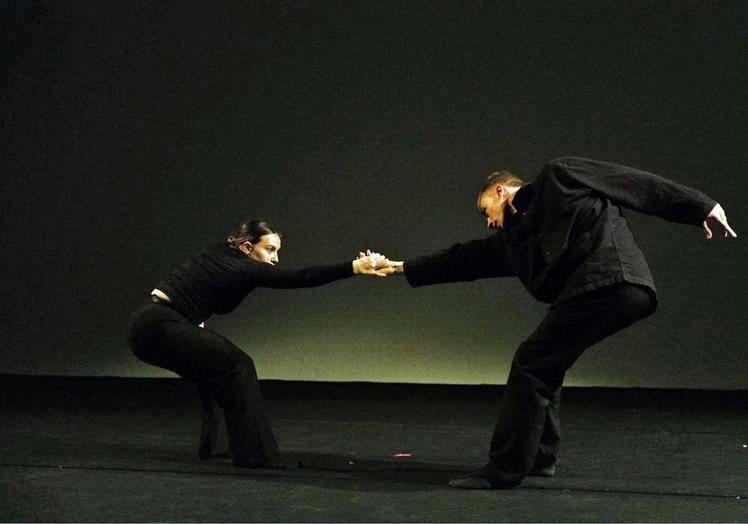 ﻿'In All Black, Nothingness Began To Spin', con la italiana Aurora Casatori y el inglés Seirian Griffiths.