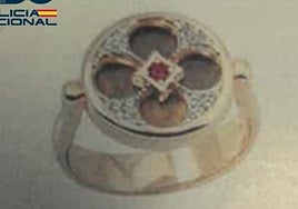 Imagen de una de las joyas que robaron a la anciana los investigados.