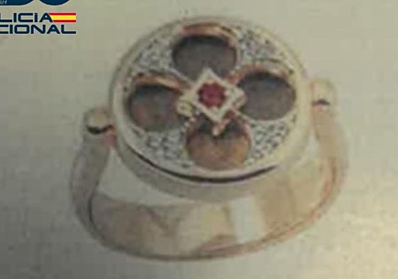 Imagen de una de las joyas que robaron a la anciana los investigados.
