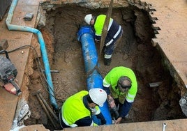 Imagen de archivo de unos trabajadores reparando una tubería de agua.
