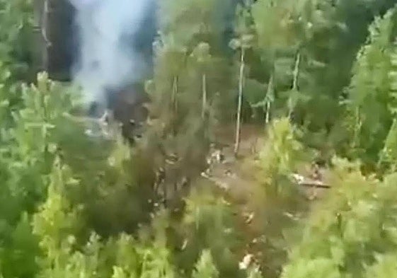 Los restos del aparato, completamente calcinados, en una zona boscosa de díficil acceso.