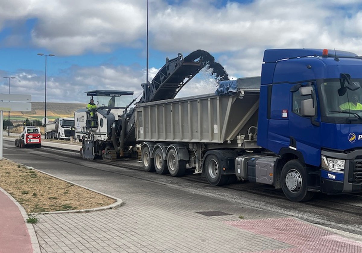 Labores de fresado antes de asfaltar la calle Laredo.