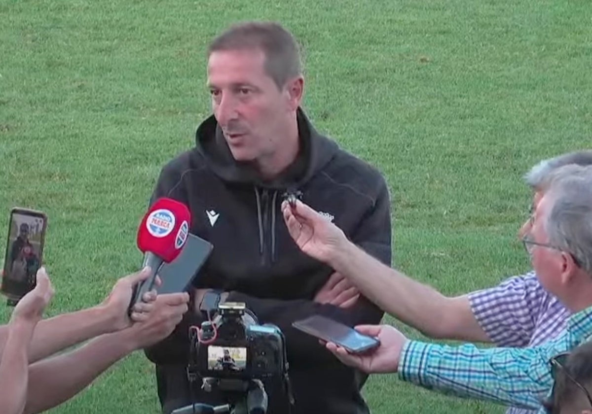 Luis Miguel Ramis atendió las preguntas al final del partido.
