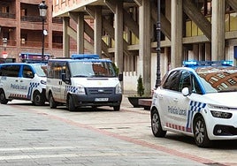 Coches de la Policía Local en el centro de Burgos.