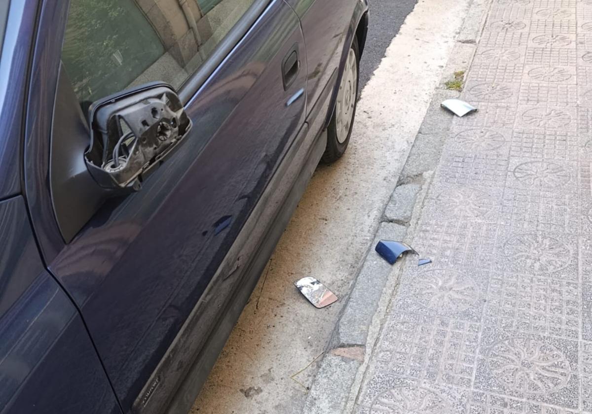 Coche con el retrovisor roto en Burgos.