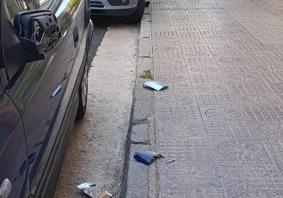 Imagen principal - Los vecinos aseguran que se han roto coches y mobiliario urbano. 