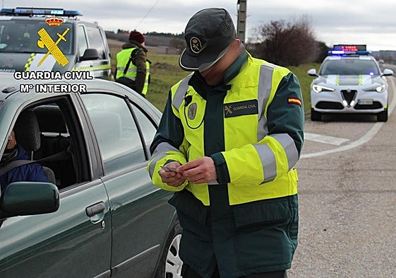 Imagen de archivo de un control de la Guardia Civil controlando la documentación.