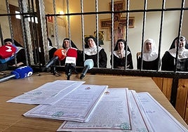 El documento con la comunidad de la exmonjas detrás, tras la clausura.