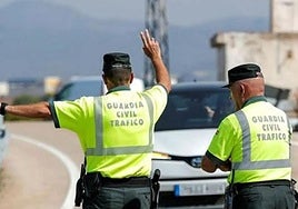 Imagen de archivo de una patrulla de la Guardia Civil de Tráfico.