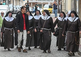 Las exmonjas de Belorado llegan al juzgado de Briviesca rodeadas de periodistas, Guardia Civil y la curiosidad de los vecinos.