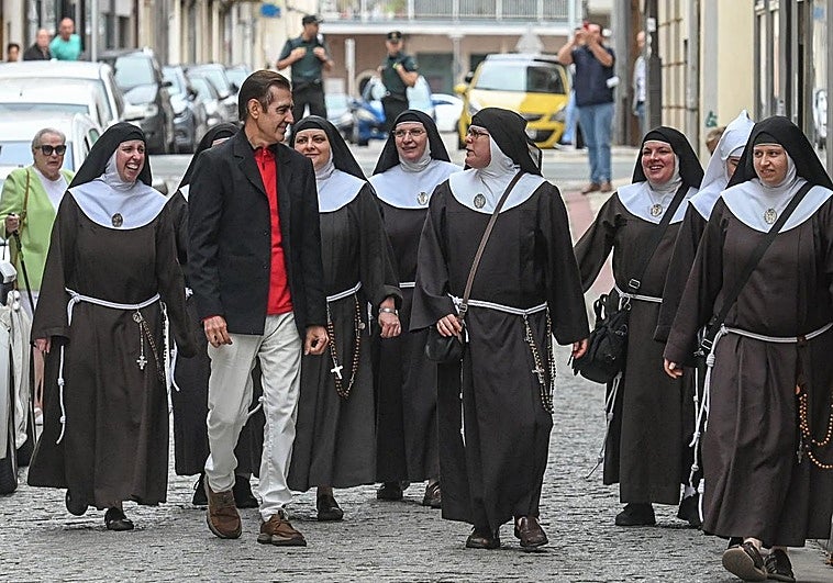 Las exmonjas de Belorado llegan al juzgado de Briviesca rodeadas de periodistas, Guardia Civil y la curiosidad de los vecinos.
